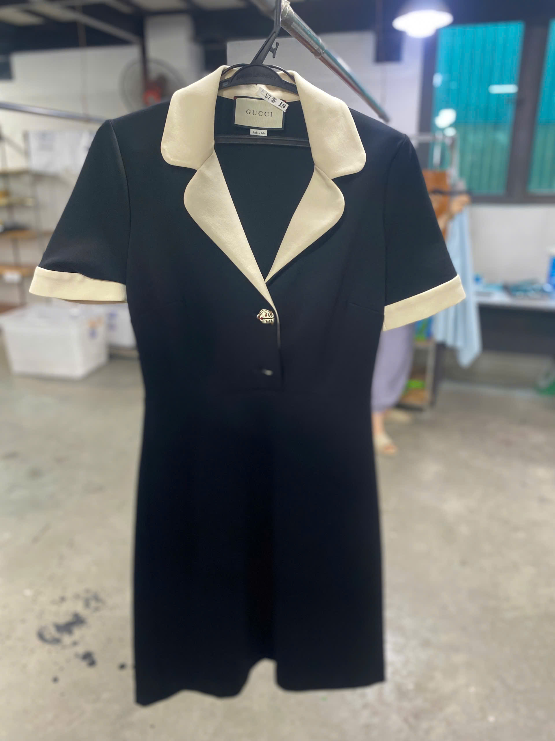 Với váy đen hàng hiệu, giặt khô tại tiệm là lựa chọn an toàn nhất để giữ màu đen sâu và phom dáng .